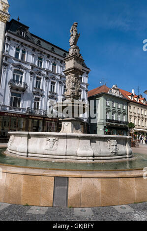 La fontaine Maximillian a été construite en 1572 sur la place principale - Hlavné námestie dans la vieille ville de Bratislava à Bratislava, Slovaquie Banque D'Images