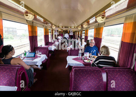 Les passagers train 1ère classe en train de dîner à bord d'une voiture-restaurant sur une inter-villes hongroises (IC) train de Budapest en Hongrie Banque D'Images