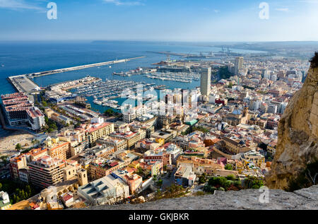 Vue sur la vieille ville d'Alicante et le port du château de Santa Barbara, Espagne Banque D'Images