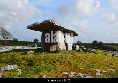 Dolmen de Poulnabrone trouvés sur le Burren. Banque D'Images