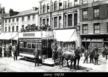 Tramway tiré par des chevaux dans la région de Broad Street, Reading, Berkshire vers 1900. Photo : Walton Adams Banque D'Images