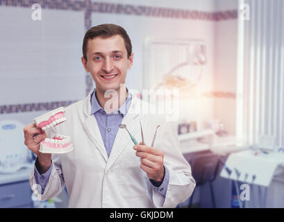 Jeune dentiste dans le bureau Banque D'Images