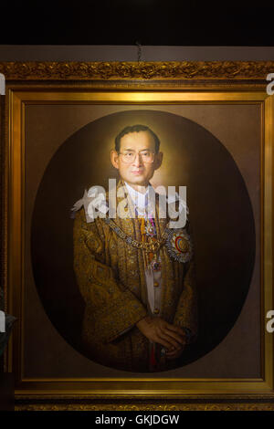 Un tableau représentant le Roi de Thaïlande Bhumibol Adulyadej (connu sous le nom de Rama IX). Banque D'Images