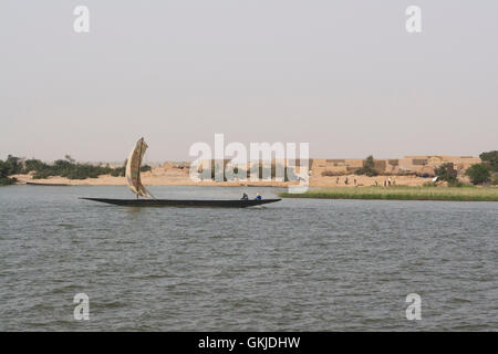 Bateau à voile (pinasse) sur le fleuve Niger au Mali, Afrique de l'Ouest Banque D'Images