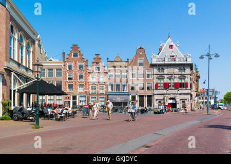 Personnes à pied et à vélo dans Damstraat et Spaarne avec façades de maisons anciennes et de Waag à Haarlem, Hollande, Pays-Bas Banque D'Images