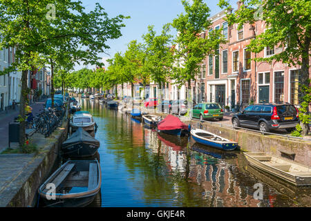 Bakenessergracht avec des bateaux du canal dans la vieille ville de Haarlem, Hollande, Pays-Bas Banque D'Images