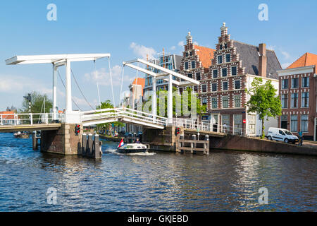 Gravestenen pont-levis sur la rivière Spaarne et fit gables de vieille brasserie Olyphant à Haarlem, Pays-Bas Banque D'Images