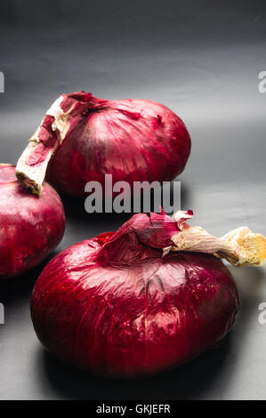 Still Life - sweet purple onion de Crimée sur fond noir Banque D'Images