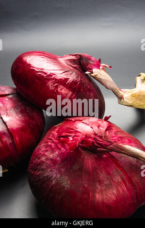 Still Life - sweet purple onion de Crimée sur fond noir Banque D'Images