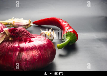 Still Life - sweet purple tatars de l'oignon, l'ail et le piment poivron rouge sur fond noir Banque D'Images