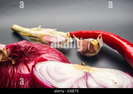 Still Life - sweet purple tatars de l'oignon, l'ail et le piment poivron rouge sur fond noir Banque D'Images