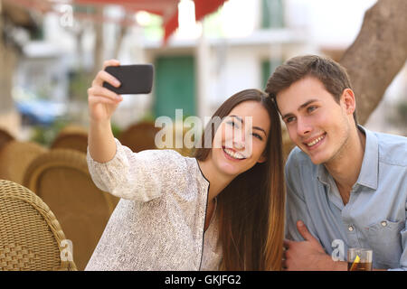 Couple taking a photo selfies dans un restaurant Banque D'Images