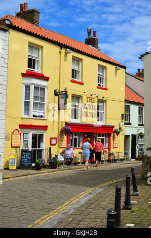 Pub dans le village traditionnel de pêcheurs de Staithes North Yorkshire Angleterre UK Banque D'Images