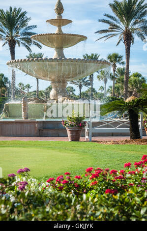 Fontaine à plusieurs niveaux avec les alligators se prélasser et crachent des pélicans à Ponte Vedra Inn & Club luxury oceanfront resort en Floride. Banque D'Images