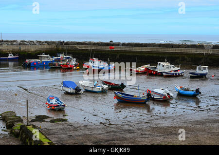 Royaume-uni, Angleterre, dans le Yorkshire, Staithes, bateaux de pêche amarrés dans le port Banque D'Images