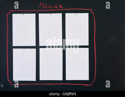 Tableau noir comme Menue Carte avec six feuilles de papier blanc vide attaché à lui. Banque D'Images