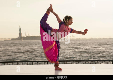 Au niveau de la batterie Dance Festival, Dar Tighoula Bharadwaj effectuée 'Aadu Pambe" (danse du serpent) dans la tradition de bharatanatyam. Banque D'Images