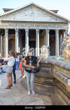 Rome, Italie - 22 août 2015 : jeune fille au Panthéon square, les touristes prendre des photos et de repos Banque D'Images