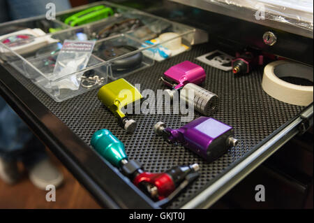 Variété d'armes et accessoires de tatouage dans le tiroir de stockage Banque D'Images