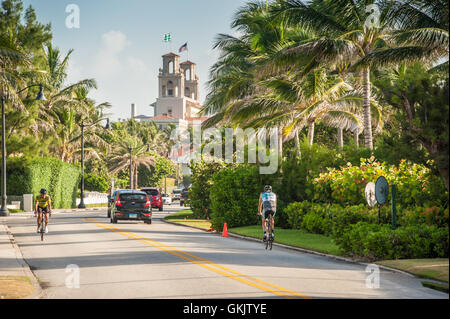 Vue sur le luxueux hôtel Breakers Resort bordée de palmiers de South Ocean Boulevard le long de la plage publique de Palm Beach, en Floride. Banque D'Images