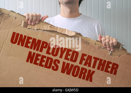 Père sans emploi doit travailler, man holding bannière avec la recherche d'emploi titre Banque D'Images