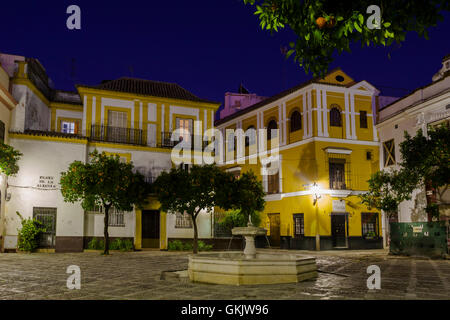 Fontaine au centre d'un désert de la Plaza de la Alianza, Barrio de Santa Cruz, à Séville, Andalousie, Espagne, de nuit Banque D'Images