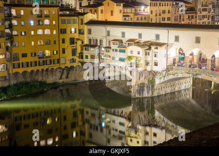 Le Ponte Vecchio à Florence dans la nuit de l'hôtel degli Orafi Banque D'Images