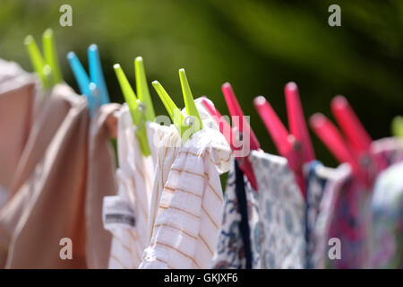 Les piquets et les vêtements à des lave-line Banque D'Images