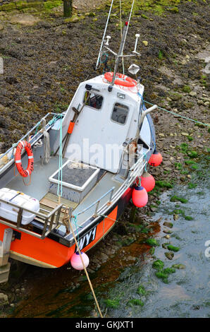 Bateaux dans Staithes Beck à marée basse. Banque D'Images