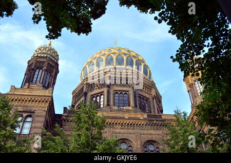 Synagoge juif dans la ville de Berlin avec ciel bleu Banque D'Images