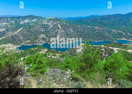 Kouris dam avec réservoir, la plus grande d'un réseau de 107 barrages, 15 km de Limassol, Chypre Banque D'Images