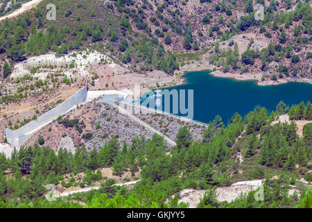 Kouris dam avec réservoir, la plus grande d'un réseau de 107 barrages, 15 km de Limassol, Chypre Banque D'Images