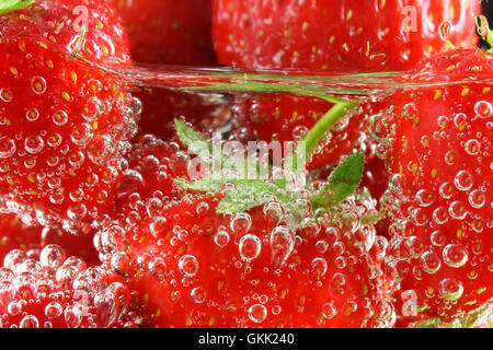 Les fraises dans l'eau close up Banque D'Images