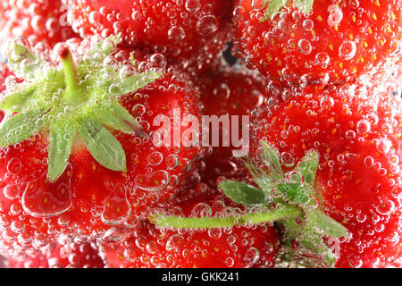 Les fraises dans l'eau close up Banque D'Images