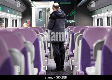 Les passagers d'un wagon de train régulier entre Belfast et Dublin Irlande Banque D'Images