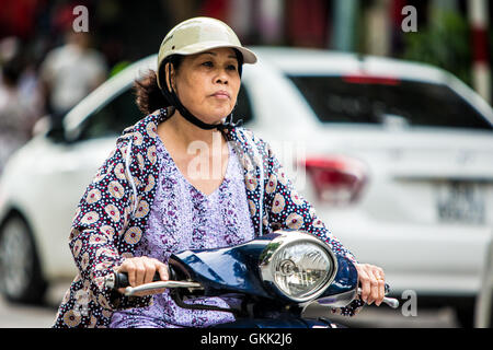 Les Motards Moto cyclomoteur vietnamiens sur les rues de Hanoï au Vietnam Banque D'Images