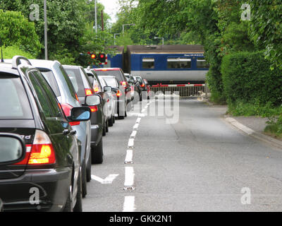 Rangée de wagons en attente au niveau rural au croisement à jordanstown Irlande du Nord Banque D'Images