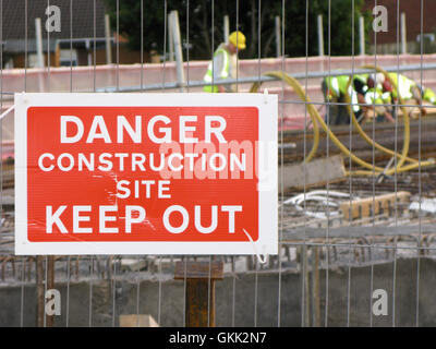 Tenir hors chantier danger signe sur chantier au Royaume-Uni Banque D'Images