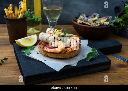 Des tapas espagnoles avec des fruits de mer : crevettes et calmars. Banque D'Images