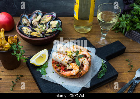 Des tapas espagnoles avec des fruits de mer : crevettes et calmars. Banque D'Images