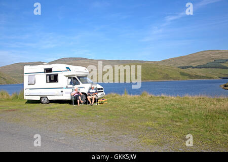 Couple retraités extérieur Calypso camping Nant-y-Moch Galles Ceredigion Réservoir Banque D'Images