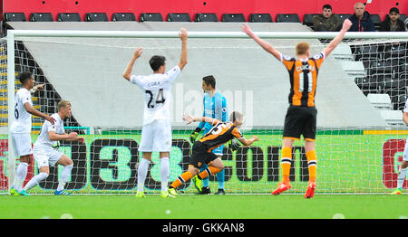 Hull City's Shaun Maloney (centre) célèbre marquant au cours de la Premier League match au Liberty Stadium, Swansea. Banque D'Images