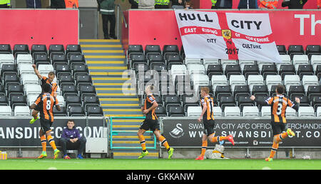 Hull City's Shaun Maloney (à gauche) célèbre la notation au cours de la Premier League match au Liberty Stadium, Swansea. Banque D'Images