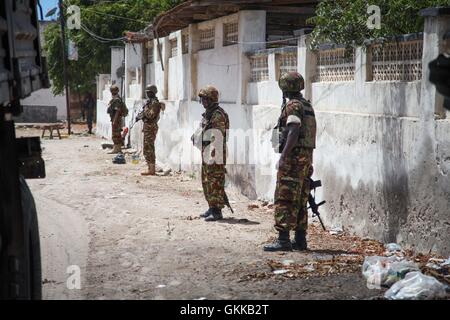 La SOMALIE, Kismayo : Dans un photogaph prises le 12 octobre 2013 et publiée par l'Union africaine et l'équipe de support d'information des Nations Unies 15 octobre, les soldats kenyans servant avec la Mission de l'Union africaine en Somalie (AMISOM) patrouillent dans les rues de la ville du sud du port somalien de Kismayo. 16 octobre marque deux ans depuis la première force de défense du Kenya sont intervenues en Somalie dans le cadre de l'opération Linda Nchi - Opération sens protéger le pays en Kiswahili - à la suite d'une série d'enlèvements et d'attaques transfrontalières le long de la frontière entre le par les affiliés à al-Qaïda groupe terroriste Al Chabaab. Forces KDF Banque D'Images