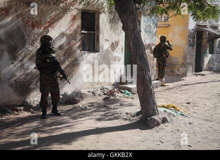 La SOMALIE, Kismayo : Dans un photogaph prises le 12 octobre 2013 et publiée par l'Union africaine et l'équipe de support d'information des Nations Unies 15 octobre, les soldats kenyans servant avec la Mission de l'Union africaine en Somalie (AMISOM) patrouillent dans les rues de la ville du sud du port somalien de Kismayo. 16 octobre marque deux ans depuis la première force de défense du Kenya sont intervenues en Somalie dans le cadre de l'opération Linda Nchi - Opération sens protéger le pays en Kiswahili - à la suite d'une série d'enlèvements et d'attaques transfrontalières le long de la frontière entre le par les affiliés à al-Qaïda groupe terroriste Al Chabaab. Forces KDF Banque D'Images