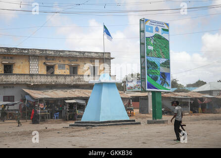 La SOMALIE, Kismayo : Dans un photogaph prises le 12 octobre 2013 et publiée par l'Union africaine et l'équipe de support d'information des Nations Unies 15 octobre, un membre en civil des services de sécurité de la Somalie traverse une rue au niveau inter-section lors d'une patrouille de soldats kenyans servant avec la Mission de l'Union africaine en Somalie (AMISOM) dans le sud de la ville portuaire de Kismayo en Somalie. 16 octobre marque deux ans depuis la première force de défense du Kenya sont intervenues en Somalie dans le cadre de l'opération Linda Nchi - Opération sens protéger le pays en Kiswahili - à la suite d'une série d'enlèvements et d'attaques transfrontalières alon Banque D'Images