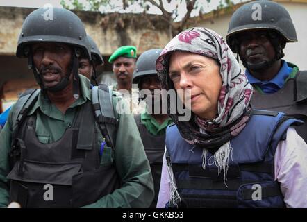 La SOMALIE, Baidoa : Dans une photographie prise et publiée par l'Union africaine et l'équipe de support d'information des Nations Unies 20 octobre 2013, Joanna Reid (au centre), chef du département britannique des affaires et du développement international (DFID) en Somalie est à l'écoute au cours d'une réunion de rencontrer une équipe de neutralisation des mines et des Somaliens experts déployés pour désamorcer les bombes et d'autres dispositifs explosifs improvisés (IED) plantés dans et autour de la ville par de présumés militants d'Al-Shabaab. Reid était en visite à la capitale de la Somalie's Bay et Bakool région pour voir de première main l'impact et les progrès de l'UK-projets financés en vue de rénover Banque D'Images