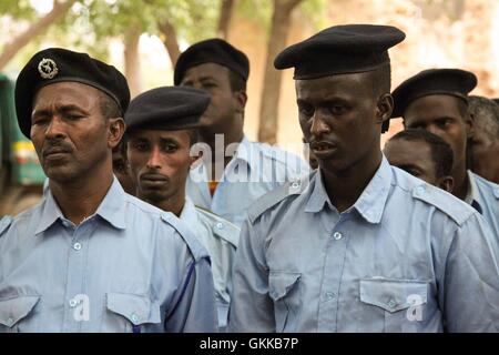 Des policiers somaliens assistent à une session de formation animée par un formateur de l’AMISOM au poste de police de Belet Weyne le 13 octobre 2015, visant à renforcer les capacités de maintien de l’ordre dans la région. Banque D'Images