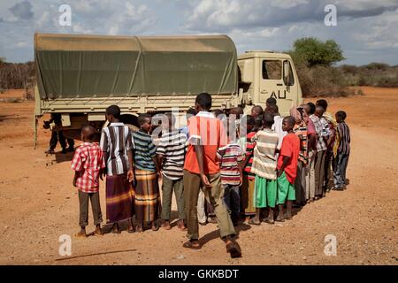 La SOMALIE, Modmoday : Dans une photographie prise le 15 octobre et publié par l'Union africaine et l'équipe de support d'information des Nations Unies 24 octobre, les enfants dans le village de Modmoday, lors d'une Mission de l'Union africaine en Somalie (AMISOM) Camion d'environ 40km est de la ville somalienne de Baidoa. Les troupes burundaises avec l'AMISOM et les forces de la SNA ont été 'snap' de montage des patrouilles à pied dans les villages et les régions à l'est de Baidoa où Al-Qaïda groupe extrémiste affiliés à Al Chabaab organisent des attentats contre des bergers, les villages et les voyageurs le Baidoa-Mogadishu r Banque D'Images