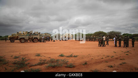 La SOMALIE, Modmoday : Dans une photographie prise le 15 octobre et publié par l'Union africaine et l'équipe de support d'information des Nations Unies 24 octobre, troupes burundaises servent au sein de l'Union africaine en Somalie (AMISOM) et les forces de l'armée nationale somalienne (SNA) se préparent à se lancer dans une patrouille près du village de Modmoday environ 40km à l'est de la ville somalienne de Baidoa. Les Burundais, de concert avec le SCN de montage ont été 'snap' des patrouilles à pied dans les villages et les régions à l'est de Baidoa où Al-Qaïda groupe extrémiste affiliés à Al Chabaab organisent des attentats contre des bergers, des villages et des t Banque D'Images